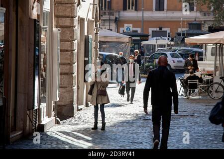 Rom, ITALIEN - 08. OKTOBER 2020: Der italienische Ministerpräsident Giuseppe Conte hat heute den Auftrag erteilt, das Tragen von Gesichtsmasken im Außenbereich aufgrund der Zunahme von Covid-19-Fällen in Italien obligatorisch zu machen. Stockfoto