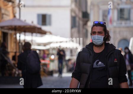 Rom, ITALIEN - 08. OKTOBER 2020: Der italienische Ministerpräsident Giuseppe Conte hat heute den Auftrag erteilt, das Tragen von Gesichtsmasken im Außenbereich aufgrund der Zunahme von Covid-19-Fällen in Italien obligatorisch zu machen. Stockfoto