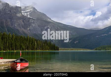 Der wunderschön grüne Emerald Lake, Yoho Nationalpark, Kanada Stockfoto