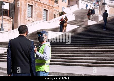 Rom, ITALIEN - 08. OKTOBER 2020: Der italienische Ministerpräsident Giuseppe Conte hat heute den Auftrag erteilt, das Tragen von Gesichtsmasken im Außenbereich aufgrund der Zunahme von Covid-19-Fällen in Italien obligatorisch zu machen. Stockfoto