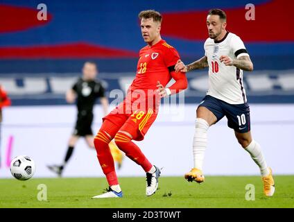 Wales' Joe Rodon (links) und England's Danny Ings kämpfen während des internationalen Freundschaftsspiel im Wembley Stadium, London, um den Ball. Stockfoto