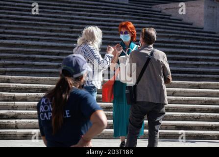 Rom, ITALIEN - 08. OKTOBER 2020: Der italienische Ministerpräsident Giuseppe Conte hat heute den Auftrag erteilt, das Tragen von Gesichtsmasken im Außenbereich aufgrund der Zunahme von Covid-19-Fällen in Italien obligatorisch zu machen. Stockfoto