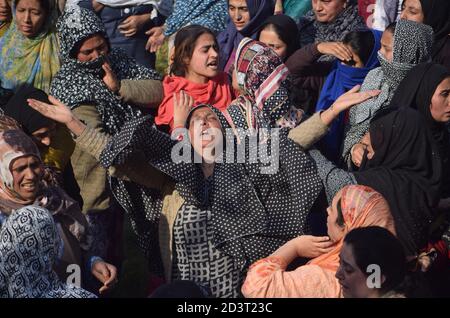 Altaf Hussain war die PSO des BJP-Führers in Ganderbal, dessen Haus von Militanten angegriffen wurde. Während der Vergeltung wurde Altaf zusammen mit einem lokalen getötet. Familie, Verwandte und Freunde des Polizisten Altaf Hussian trauern während der Trauerprozession in Srinagar, Indien. Stockfoto