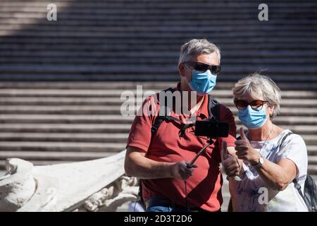 Rom, ITALIEN - 08. OKTOBER 2020: Der italienische Ministerpräsident Giuseppe Conte hat heute den Auftrag erteilt, das Tragen von Gesichtsmasken im Außenbereich aufgrund der Zunahme von Covid-19-Fällen in Italien obligatorisch zu machen. Stockfoto