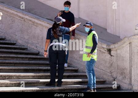 Rom, ITALIEN - 08. OKTOBER 2020: Der italienische Ministerpräsident Giuseppe Conte hat heute den Auftrag erteilt, das Tragen von Gesichtsmasken im Außenbereich aufgrund der Zunahme von Covid-19-Fällen in Italien obligatorisch zu machen. Stockfoto