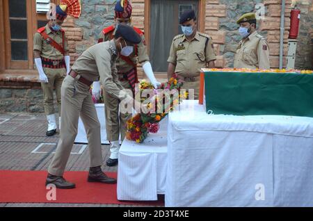 Altaf Hussain war die PSO des BJP-Führers in Ganderbal, dessen Haus von Militanten angegriffen wurde. Während der Vergeltung wurde Altaf zusammen mit einem lokalen getötet. Kranzniederlegung des Polizisten Altaf Hussain bei DPL in Srinagar, Indien. Stockfoto