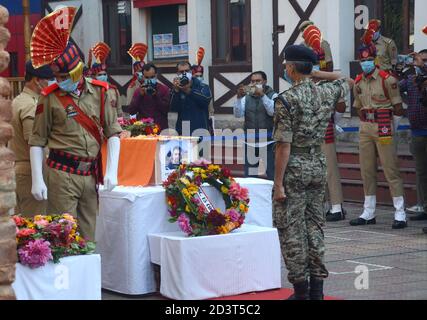 Altaf Hussain war die PSO des BJP-Führers in Ganderbal, dessen Haus von Militanten angegriffen wurde. Während der Vergeltung wurde Altaf zusammen mit einem lokalen getötet. Kranzniederlegung des Polizisten Altaf Hussain bei DPL in Srinagar, Indien. Stockfoto