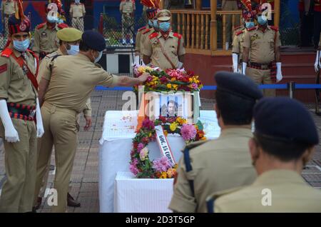 Altaf Hussain war die PSO des BJP-Führers in Ganderbal, dessen Haus von Militanten angegriffen wurde. Während der Vergeltung wurde Altaf zusammen mit einem lokalen getötet. Ehrengaurd bei der Beerdigung des Polizisten Altaf Hussian in Srinagar, Indien. Stockfoto