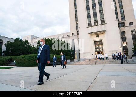 US-Präsident Donald Trump, geht aus Walter Reed National Military Medical Center nach der Behandlung für COVID-19, um in das Weiße Haus am 5. Oktober 2020 in Bethesda, Maryland zurückzukehren. Stockfoto