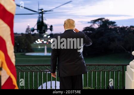 US-Präsident Donald Trump begrüßt Marine One vom Balkon des Blauen Zimmers des Weißen Hauses, nachdem er vom Walter Reed National Military Medical Center zurückgekehrt war, nachdem er wegen COVID-19 am 5. Oktober 2020 in Washington, DC behandelt worden war. Stockfoto