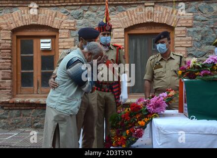 Altaf Hussain war die PSO des BJP-Führers in Ganderbal, dessen Haus von Militanten angegriffen wurde. Während der Vergeltung wurde Altaf zusammen mit einem lokalen getötet. Kranzniederlegung des Polizisten Altaf Hussain bei DPL in Srinagar, Indien. Stockfoto