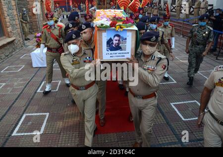 Altaf Hussain war die PSO des BJP-Führers in Ganderbal, dessen Haus von Militanten angegriffen wurde. Während der Vergeltung wurde Altaf zusammen mit einem lokalen getötet. Ehrenwache bei der Beerdigung des Polizisten Altaf Hussian in Srinagar, Indien. Stockfoto