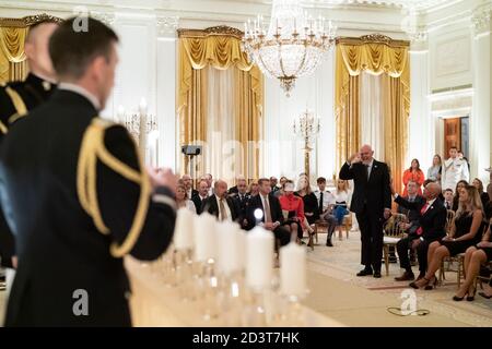 Empfang des Weißen Hauses zu Ehren von Gold-Star-Familien Präsident Donald J. Trump hört zu, wie Lieder bei einer Erinnerungskerze gesungen werden, die während eines Empfangs zu Ehren von Gold-Star-Familien am Sonntag, 27. September 2020, im Ostraum des Weißen Hauses leuchtet. Stockfoto