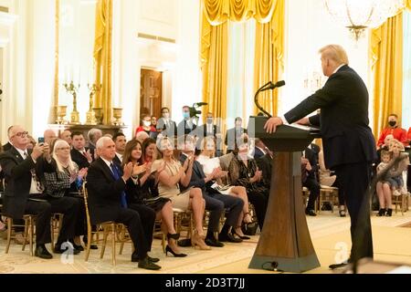 Empfang des Weißen Hauses zu Ehren von Gold-Star-Familien Präsident Donald J. Trump hört zu, wie Lieder bei einer Erinnerungskerze gesungen werden, die während eines Empfangs zu Ehren von Gold-Star-Familien am Sonntag, 27. September 2020, im Ostraum des Weißen Hauses leuchtet. Stockfoto