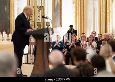 Empfang des Weißen Hauses zu Ehren von Gold-Star-Familien Präsident Donald J. Trump hört zu, wie Lieder bei einer Erinnerungskerze gesungen werden, die während eines Empfangs zu Ehren von Gold-Star-Familien am Sonntag, 27. September 2020, im Ostraum des Weißen Hauses leuchtet. Stockfoto