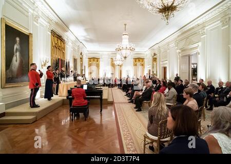 Empfang des Weißen Hauses zu Ehren von Gold-Star-Familien Präsident Donald J. Trump hört zu, wie Lieder bei einer Erinnerungskerze gesungen werden, die während eines Empfangs zu Ehren von Gold-Star-Familien am Sonntag, 27. September 2020, im Ostraum des Weißen Hauses leuchtet. Stockfoto