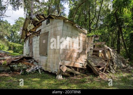 Verlassene und verlassene Haus liegt in den Wäldern von North Central Florida. Stockfoto
