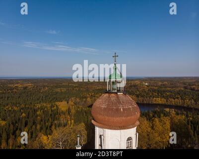 September 2020 - Solowki. Kirche-Leuchtturm auf dem Gipfel des Mount Sekirnaya. Russland, Archangelsk Region Stockfoto