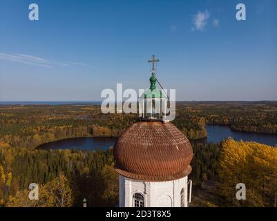 September 2020 - Solowki. Kirche-Leuchtturm auf dem Gipfel des Mount Sekirnaya. Russland, Archangelsk Region Stockfoto