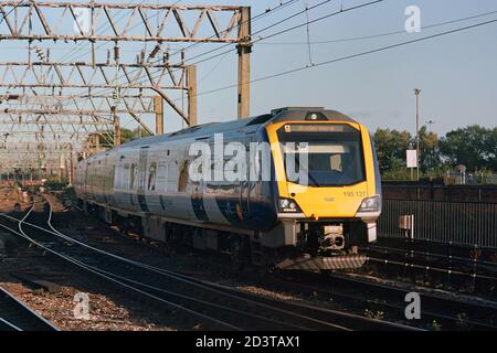 Manchester, Großbritannien - 19. September 2020: Ein Nordzug (Klasse 195) am Bahnhof Manchester Piccadilly für den Nahverkehr. Stockfoto