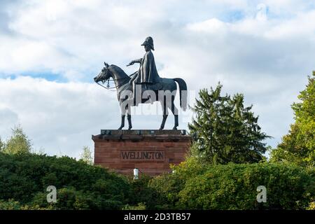 Reiterstatue des Herzogs von Wellington auf seinem Pferd Kopenhagen, riesige Bronzestatue in Aldershot, Hampshire, Großbritannien Stockfoto