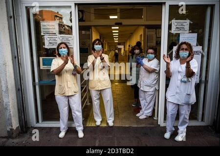 Madrid, Spanien. Okt. 2020. Die Beschäftigten des Gesundheitszentrums im Distrikt Vallecas applaudierten, als sich die Demonstranten versammelten, um Unterstützung für das öffentliche Gesundheitssystem zu zeigen und zu protestieren und den Rücktritt der Regionalpräsidentin Isabel Diaz Ayuso für die nachlässige Bewältigung der Coronavirus-Krise zu fordern. Der Oberste Gerichtshof von Madrid hat heute die von der spanischen Regierung verhängten Mobilitätseinschränkungen in der Gemeinschaft von Madrid aufgehoben und die am stärksten von COVID-19 betroffenen Gebiete, 45 Madrider Gebiete (einschließlich Vallecas), sind in Erwartung der neuen Maßnahmen, die die Gover Stockfoto