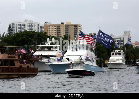 Donald Trump Fans waren in ihren Booten in Scharen während sintflutartigen Regen, um ihre Unterstützung während der heutigen Trump 2020 Flottille entlang der Intracoastal Waterways zu zeigen, die in Fort Lauderdale Sunrise Bay begann und am Boca Lake in Boca Raton mit etwas Sonnenschein endete. Die Avid-Anhänger von "Bootsfahrern für Trump Süd-Florida" haben stolz den von COVID heimgesuchten Präsidenten für seine Wiederwahl 2020 während der heutigen Trump-2020-Flottille befördert. Jim Norton (US House of Rep), Catherine McBreen (Supervisor Board of Elections), Brian Norton (State Senator) und Carla Spalding (im Kampf gegen Debbie Wasserman-Schult Stockfoto