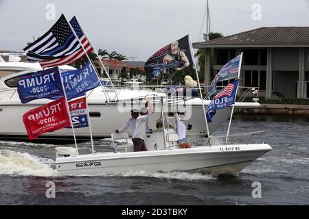 Donald Trump Fans waren in ihren Booten in Scharen während sintflutartigen Regen, um ihre Unterstützung während der heutigen Trump 2020 Flottille entlang der Intracoastal Waterways zu zeigen, die in Fort Lauderdale Sunrise Bay begann und am Boca Lake in Boca Raton mit etwas Sonnenschein endete. Die Avid-Anhänger von "Bootsfahrern für Trump Süd-Florida" haben stolz den von COVID heimgesuchten Präsidenten für seine Wiederwahl 2020 während der heutigen Trump-2020-Flottille befördert. Jim Norton (US House of Rep), Catherine McBreen (Supervisor Board of Elections), Brian Norton (State Senator) und Carla Spalding (im Kampf gegen Debbie Wasserman-Schult Stockfoto