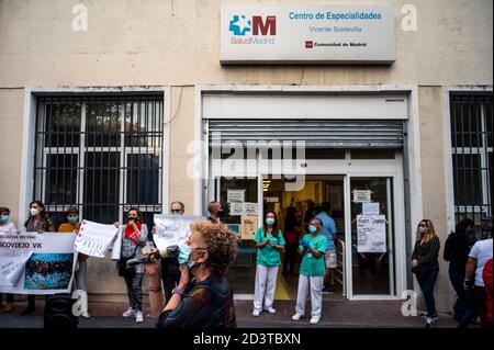 Madrid, Spanien. Okt. 2020. Die Beschäftigten des Gesundheitszentrums im Distrikt Vallecas applaudierten, als sich die Demonstranten versammelten, um Unterstützung für das öffentliche Gesundheitssystem zu zeigen und zu protestieren und den Rücktritt der Regionalpräsidentin Isabel Diaz Ayuso für die nachlässige Bewältigung der Coronavirus-Krise zu fordern. Der Oberste Gerichtshof von Madrid hat heute die von der spanischen Regierung verhängten Mobilitätseinschränkungen in der Gemeinschaft von Madrid aufgehoben und die am stärksten von COVID-19 betroffenen Gebiete, 45 Madrider Gebiete (einschließlich Vallecas), sind in Erwartung der neuen Maßnahmen, die die Gover Stockfoto