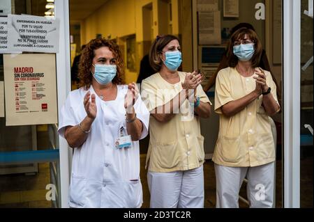 Madrid, Spanien. Okt. 2020. Die Beschäftigten des Gesundheitszentrums im Distrikt Vallecas applaudierten, als sich die Demonstranten versammelten, um Unterstützung für das öffentliche Gesundheitssystem zu zeigen und zu protestieren und den Rücktritt der Regionalpräsidentin Isabel Diaz Ayuso für die nachlässige Bewältigung der Coronavirus-Krise zu fordern. Der Oberste Gerichtshof von Madrid hat heute die von der spanischen Regierung verhängten Mobilitätseinschränkungen in der Gemeinschaft von Madrid aufgehoben und die am stärksten von COVID-19 betroffenen Gebiete, 45 Madrider Gebiete (einschließlich Vallecas), sind in Erwartung der neuen Maßnahmen, die die Gover Stockfoto