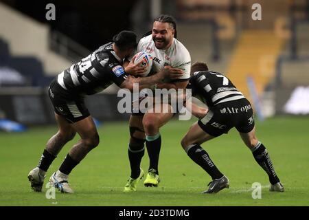 Konrad Hurrell (Mitte) von Leeds Rhinos wird von Mahe Fonua (links) und Marc Sneyd beim Betfred Super League Spiel im Emerald Headingley Stadium in Leeds angegangen. Stockfoto