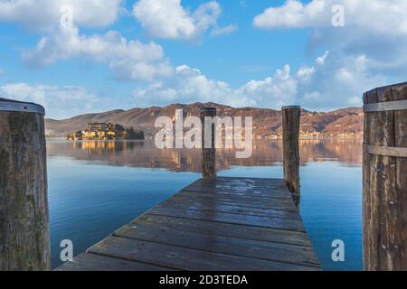 Blick auf die Isola San Giulio von Orta San Giulio, Ortasee, Italienische Seen, Piemont, Italien Stockfoto