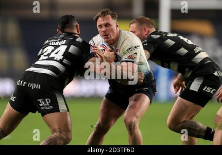 James Donaldson (Mitte) von Leeds Rhinos wird von Mahe Fonua (links) des Hull FC während des Betfred Super League-Spiels im Emerald Headingley Stadium in Leeds angegangen. Stockfoto