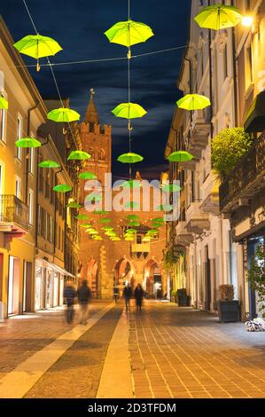 Monza, Italien - Okt 2020: Grüne Sonnenschirme an der Hauptstraße von Monza in der Abenddämmerung, Lombardei, Italien Stockfoto