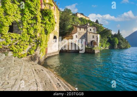 Alte Steinbrücke am Ende des Nesso Schlucht, Como, Italien Stockfoto