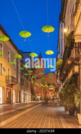 Monza, Italien - Okt 2020: Grüne Sonnenschirme an der Hauptstraße von Monza in der Abenddämmerung, Lombardei, Italien Stockfoto