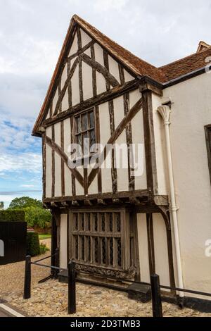 Schönes kunstvolles Holzfenster auf einem Haus in Nayland, im Stour Valley, Suffolk, Großbritannien. Stockfoto