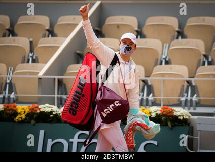 Paris, Frankreich, Italien. Okt. 2020. IGA Swiatek aus Polen feiert Sieg gegen Nadia Podoroska aus Argentinien das Halbfinale des Roland Garros 2020, Grand Slam Tennisturniers, am 8. Oktober 2020 im Roland Garros Stadion in Paris, Frankreich - Foto Rob Prange/Spanien DPPI/DPPI Kredit: LM/DPPI/Rob Prange/Alamy Live News Stockfoto