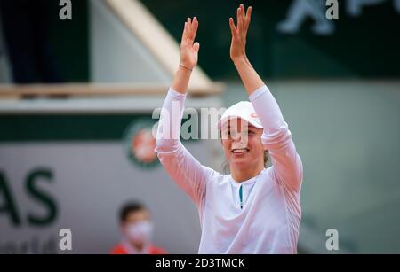 Paris, Frankreich, Italien. Okt. 2020. IGA Swiatek aus Polen feiert Sieg gegen Nadia Podoroska aus Argentinien das Halbfinale des Roland Garros 2020, Grand Slam Tennisturniers, am 8. Oktober 2020 im Roland Garros Stadion in Paris, Frankreich - Foto Rob Prange/Spanien DPPI/DPPI Kredit: LM/DPPI/Rob Prange/Alamy Live News Stockfoto