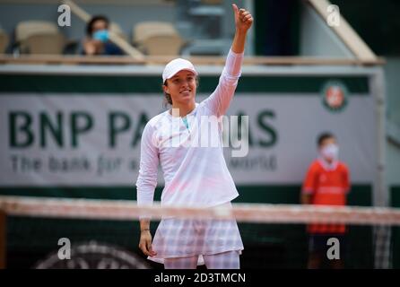 Paris, Frankreich, Italien. Okt. 2020. IGA Swiatek aus Polen feiert Sieg gegen Nadia Podoroska aus Argentinien das Halbfinale des Roland Garros 2020, Grand Slam Tennisturniers, am 8. Oktober 2020 im Roland Garros Stadion in Paris, Frankreich - Foto Rob Prange/Spanien DPPI/DPPI Kredit: LM/DPPI/Rob Prange/Alamy Live News Stockfoto