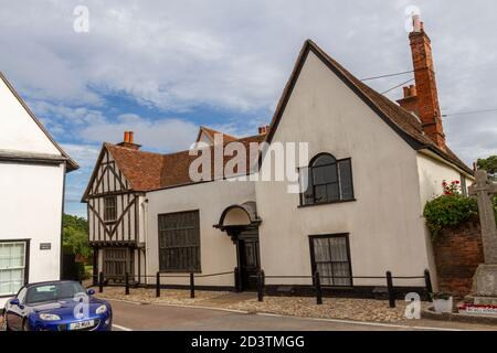 Schönes Haus mit einem verzierten Holzfenster in einem Fachwerkabschnitt in Nayland, im Stour Valley, Suffolk, Großbritannien. Stockfoto