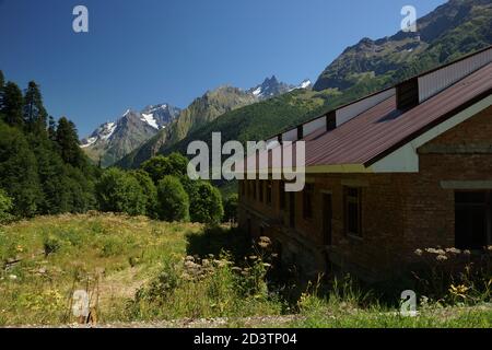 Berglandschaft. Berge in Dombay, Russland im Sommer oder Herbst. Kaukasus-Gebirge in der Karatschai-Tscherkess Republik, Teberda Naturschutzgebiet Stockfoto