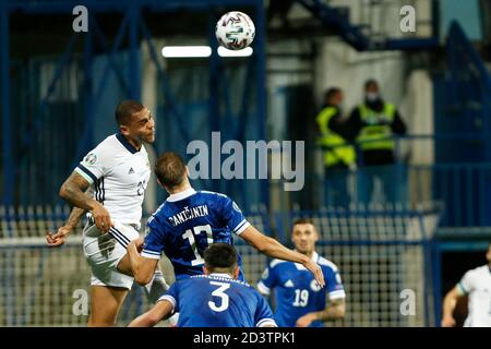 Sarajevo, Bosnien Und Herzegowina. Okt. 2020. Bosnischer Spieler Siniša Saničanin Challenge Ball mit Nordirland Josh Magennis während der EM 2020 Qualifying Spiel Bosnien-Herzegowina und Nordirland in Sarajevo, Bosnien und Herzegowina, 8, Oktober, 2020. Im Stadion Grbavica, Sarajevo. Kredit: Amel Emric/Alamy Live Nachrichten Stockfoto