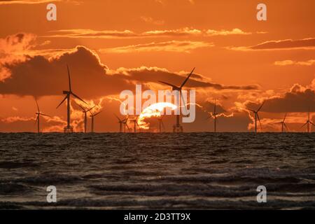 Walney Island, Cumbria, Großbritannien. Oktober 2020. Wetter in Großbritannien. Nach einem Tag Sonnenschein und Duschen, Blick auf den Sonnenuntergang über dem irischen Meer in Richtung der entfernten Walney Offshore Windfarm. Kredit:greenburn/Alamy Live Nachrichten. Stockfoto