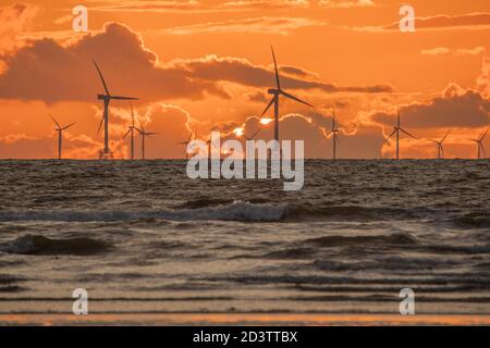 Walney Island, Cumbria, Großbritannien. Oktober 2020. Wetter in Großbritannien. Nach einem Tag Sonnenschein und Duschen, Blick auf den Sonnenuntergang über dem irischen Meer in Richtung der entfernten Walney Offshore Windfarm. Kredit:greenburn/Alamy Live Nachrichten. Stockfoto