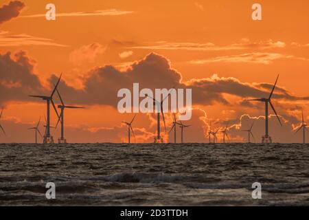 Walney Island, Cumbria, Großbritannien. Oktober 2020. Wetter in Großbritannien. Nach einem Tag Sonnenschein und Duschen, Blick auf den Sonnenuntergang über dem irischen Meer in Richtung der entfernten Walney Offshore Windfarm. Kredit:greenburn/Alamy Live Nachrichten. Stockfoto