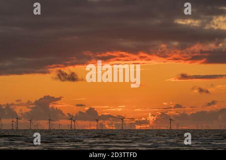 Walney Island, Cumbria, Großbritannien. Oktober 2020. Wetter in Großbritannien. Nach einem Tag Sonnenschein und Duschen, Blick auf den Sonnenuntergang über dem irischen Meer in Richtung der entfernten Walney Offshore Windfarm. Kredit:greenburn/Alamy Live Nachrichten. Stockfoto