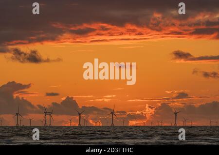 Walney Island, Cumbria, Großbritannien. Oktober 2020. Wetter in Großbritannien. Nach einem Tag Sonnenschein und Duschen, Blick auf den Sonnenuntergang über dem irischen Meer in Richtung der entfernten Walney Offshore Windfarm. Kredit:greenburn/Alamy Live Nachrichten. Stockfoto