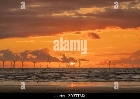 Walney Island, Cumbria, Großbritannien. Oktober 2020. Wetter in Großbritannien. Nach einem Tag Sonnenschein und Duschen, Blick auf den Sonnenuntergang über dem irischen Meer in Richtung der entfernten Walney Offshore Windfarm. Kredit:greenburn/Alamy Live Nachrichten. Stockfoto