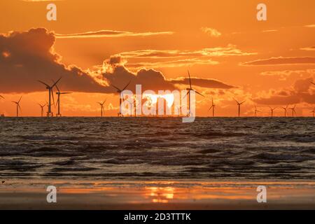 Walney Island, Cumbria, Großbritannien. Oktober 2020. Wetter in Großbritannien. Nach einem Tag Sonnenschein und Duschen, Blick auf den Sonnenuntergang über dem irischen Meer in Richtung der entfernten Walney Offshore Windfarm. Kredit:greenburn/Alamy Live Nachrichten. Stockfoto